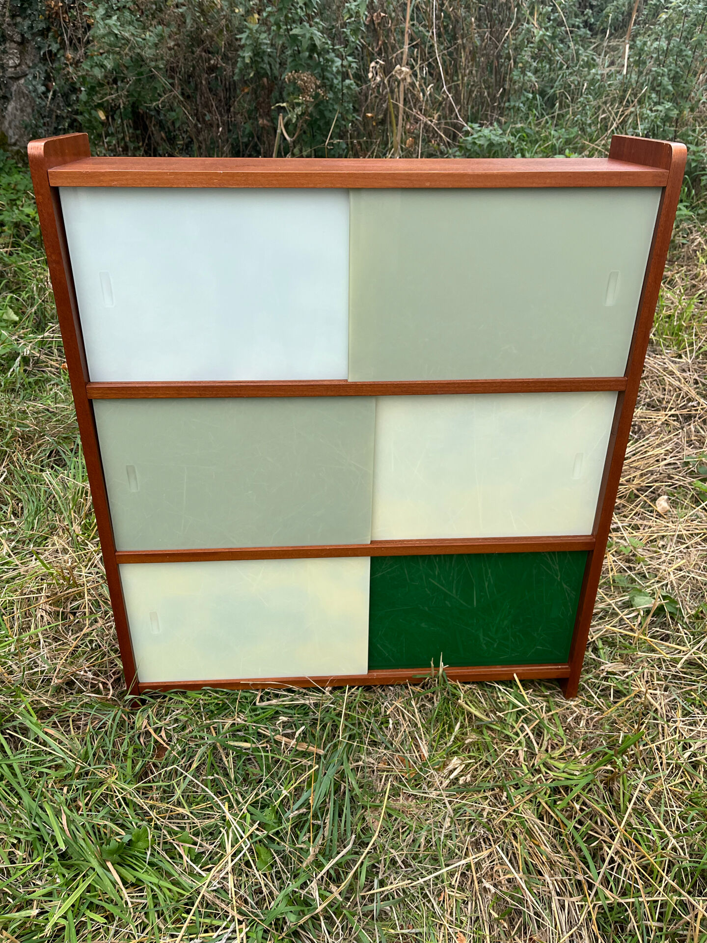 Vintage 1960s display shelf with sliding glass doors.