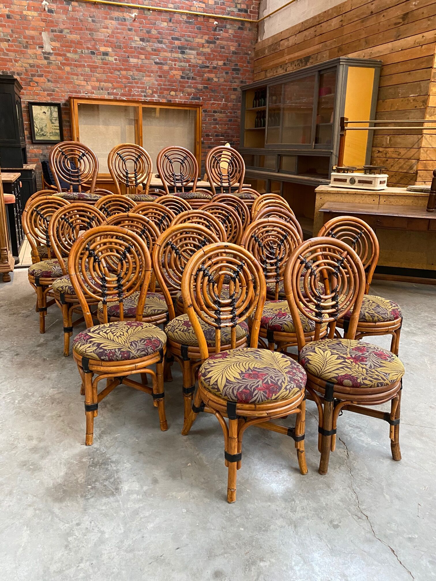 Suite de 12 chaises vintages