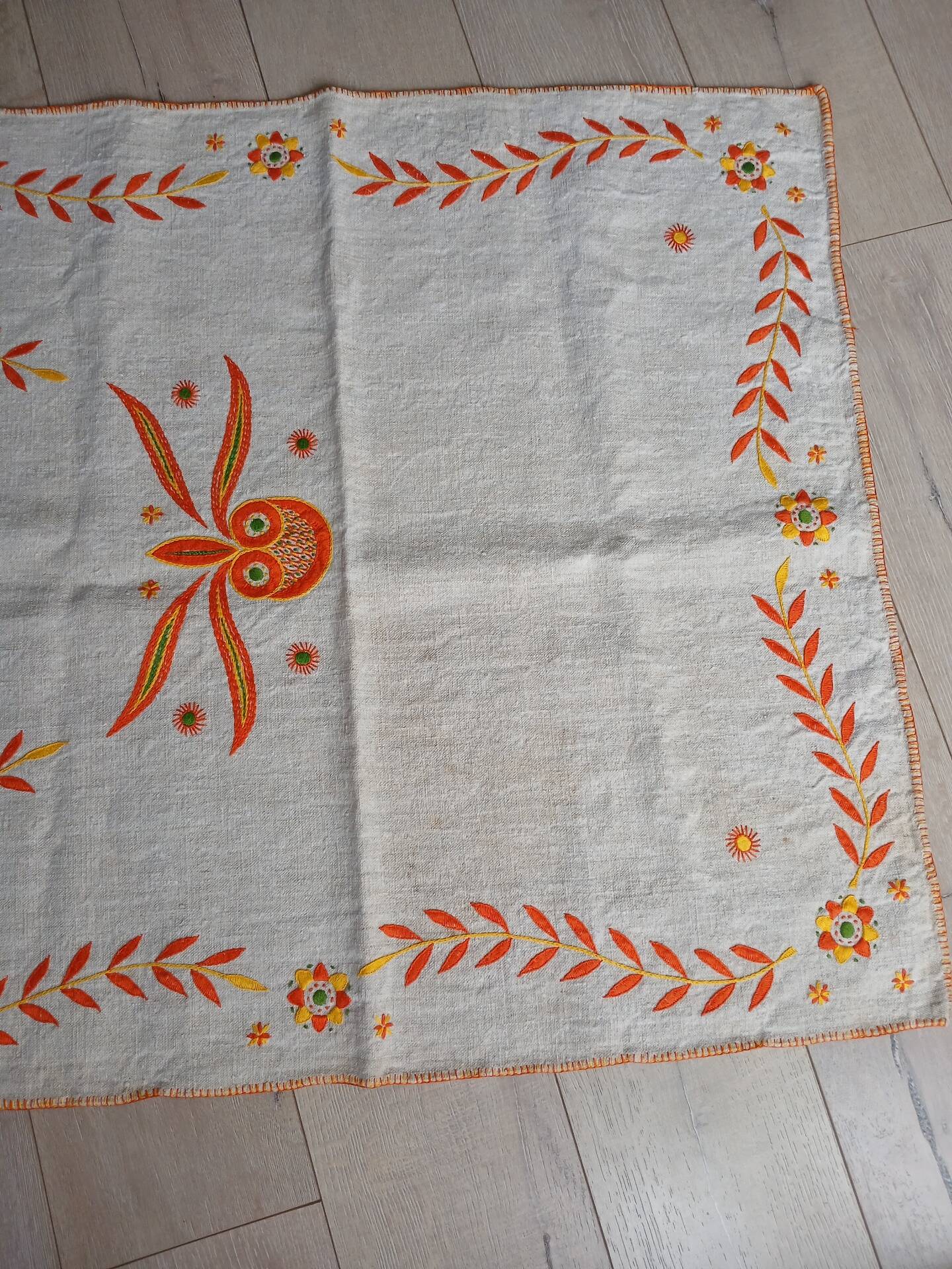 Chemin de table vintage en toile épaisse brodée 