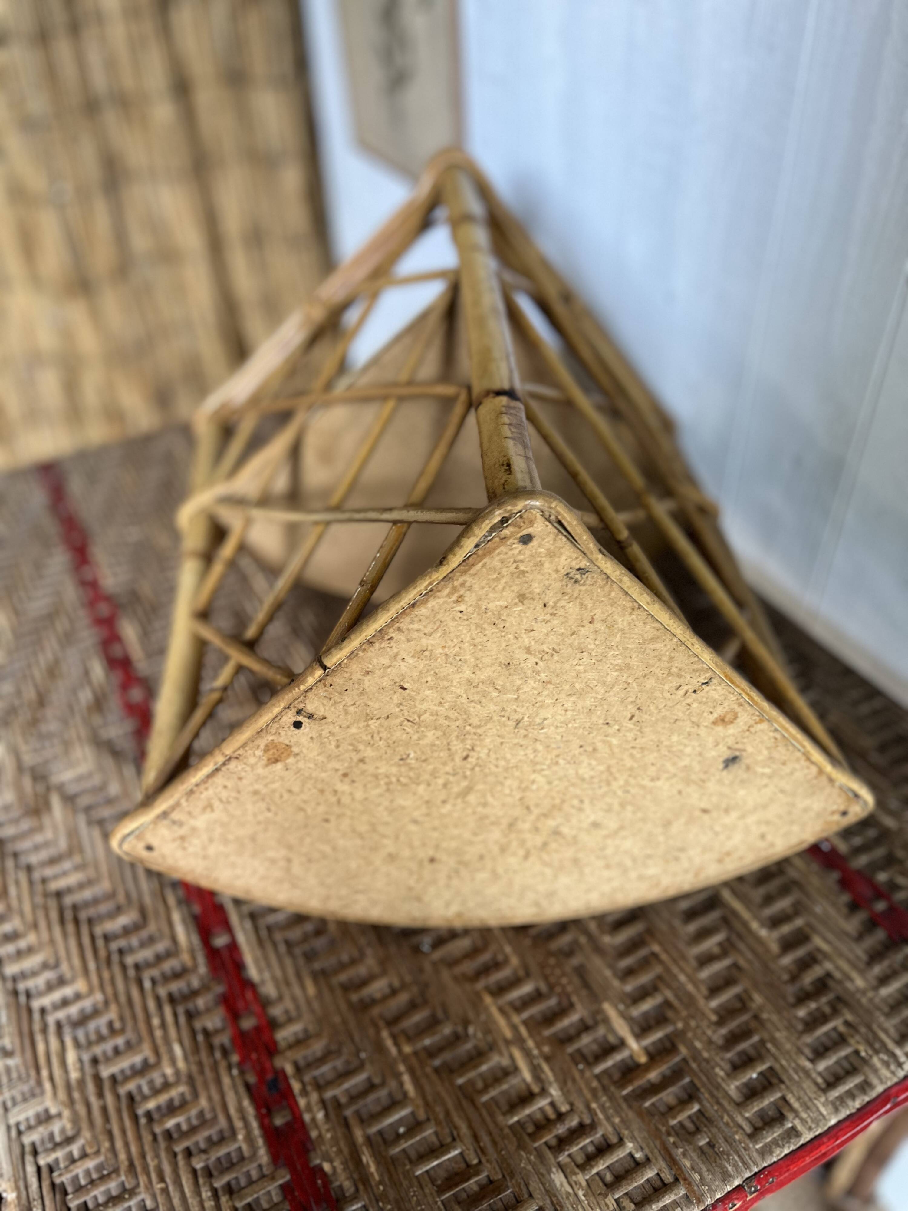 Corner shelf in rattan