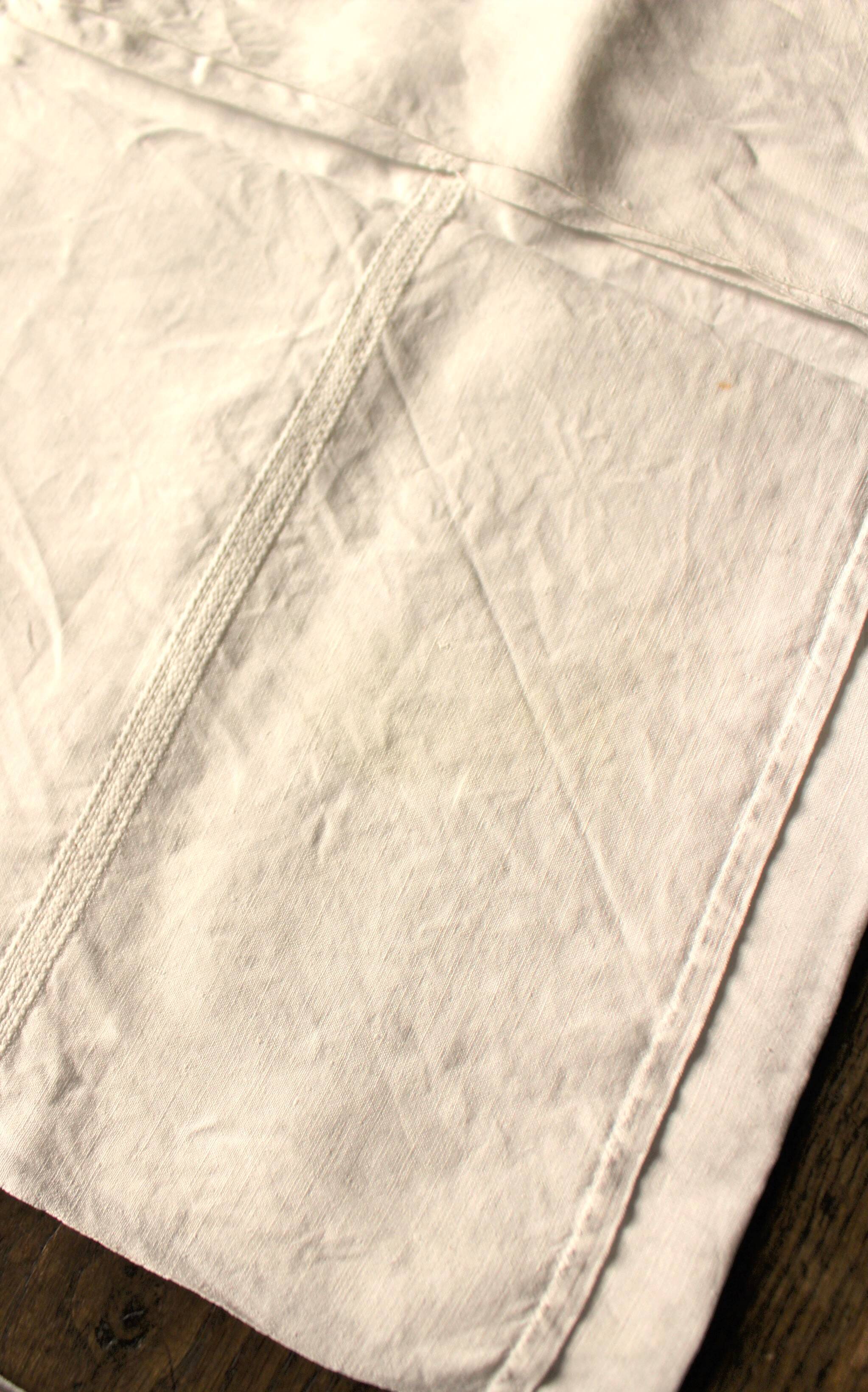 Un Lot de 2 serviettes de table lin blanc monogrammes G D