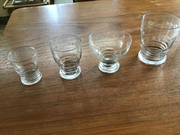 Service de verres avec carafes, pichet et dessous de  bouteille
