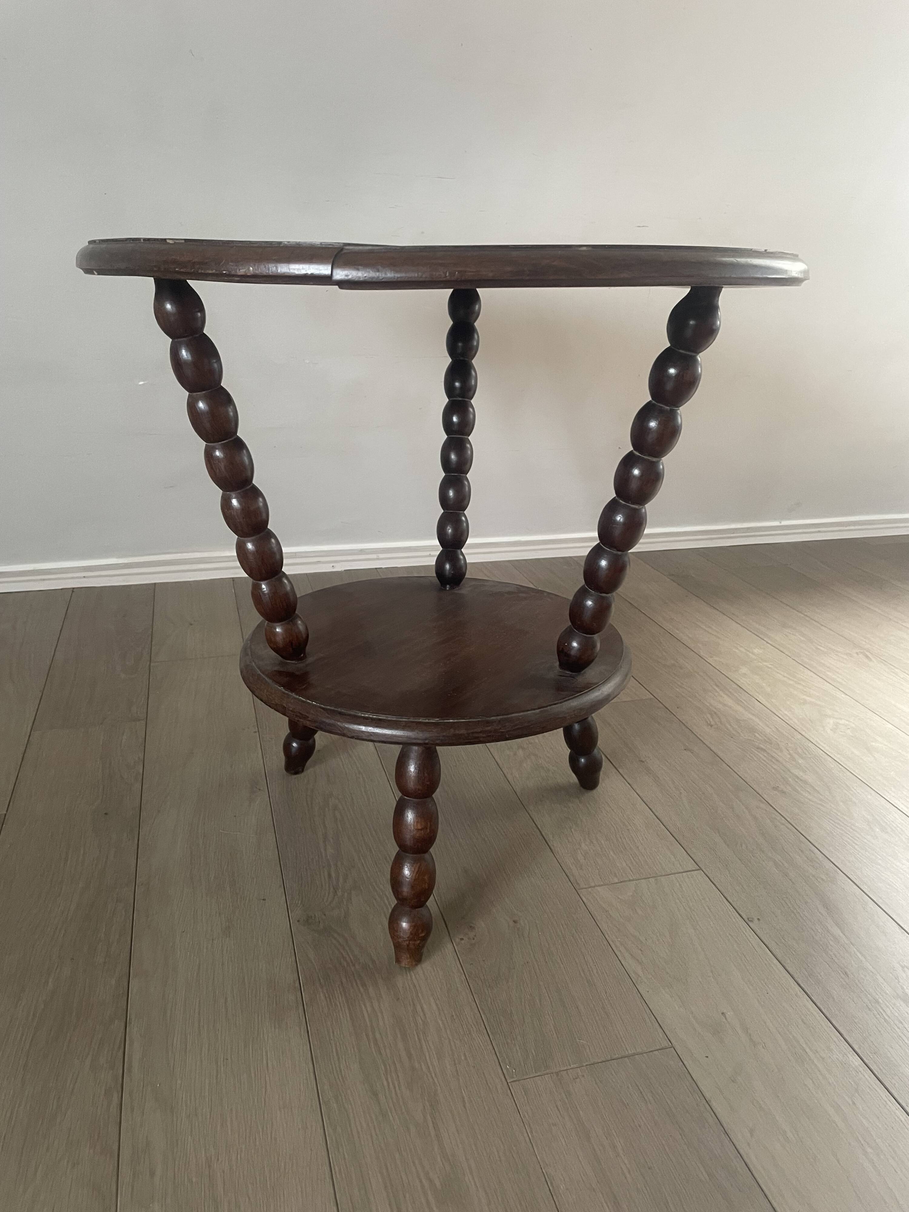 The pedestal table "brutalizes"