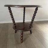 The pedestal table "brutalizes"