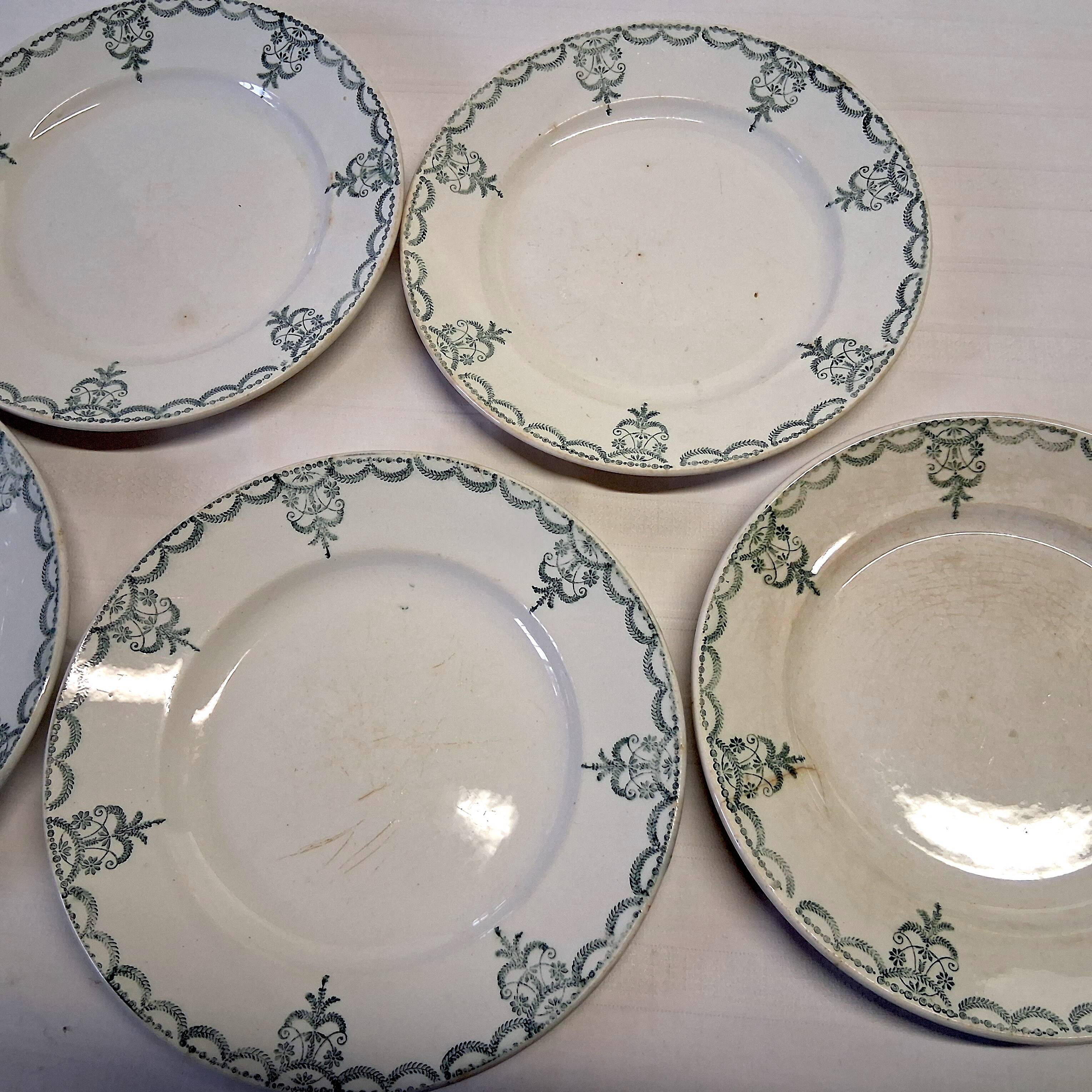 5 assiettes à dessert ancienne de chez Moulins des loups en bon état