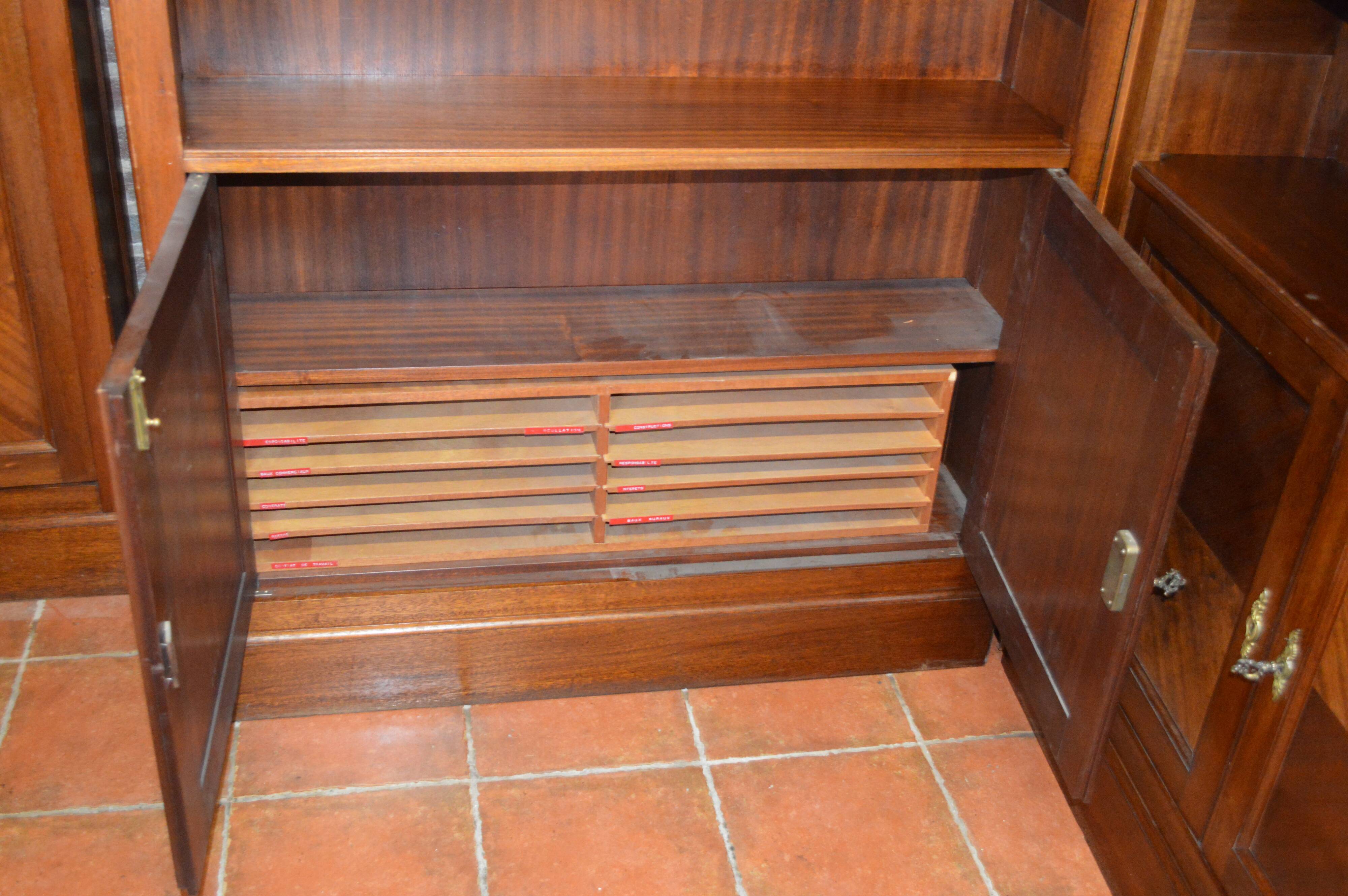 Open mahogany corner bookcase