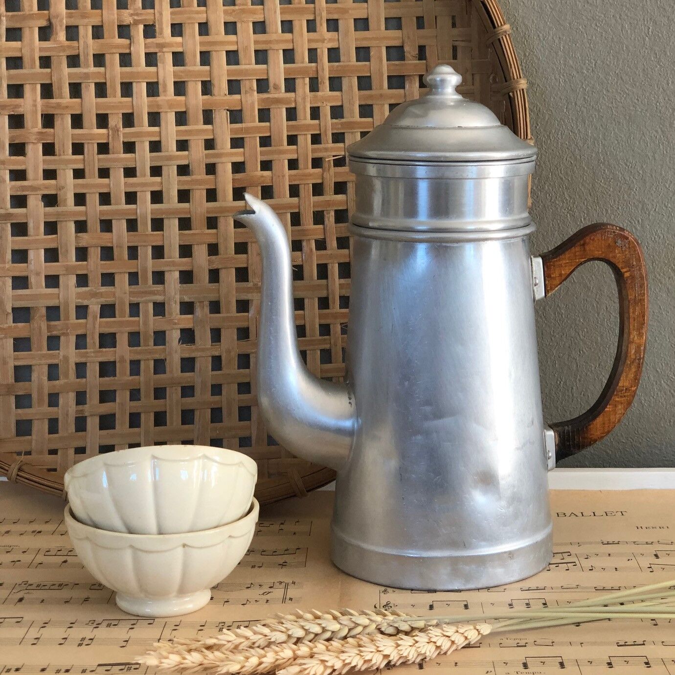 Aluminium and wooden handle coffee maker