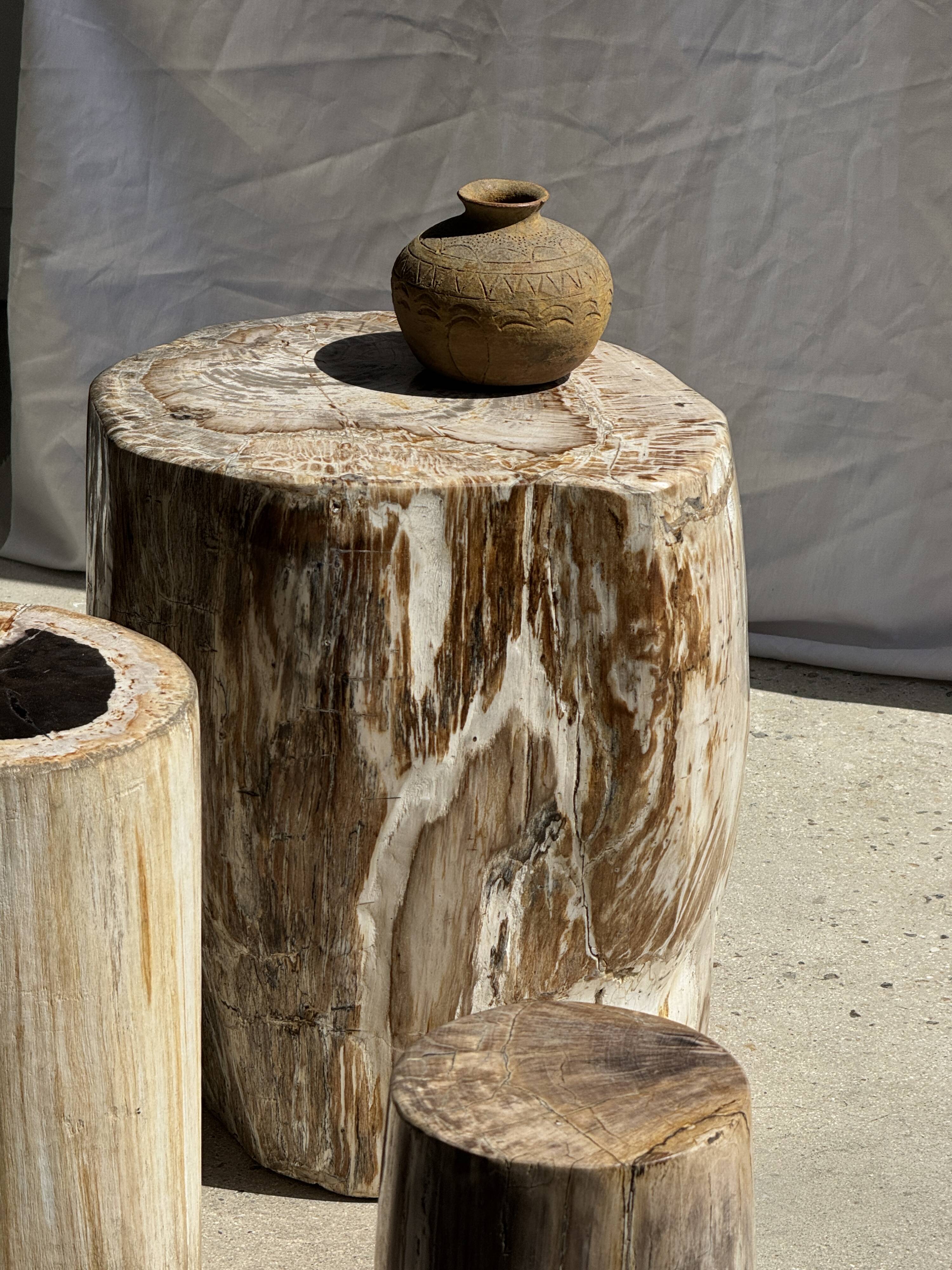 Minuscule black round pot in Indonesian terracotta H7 D7