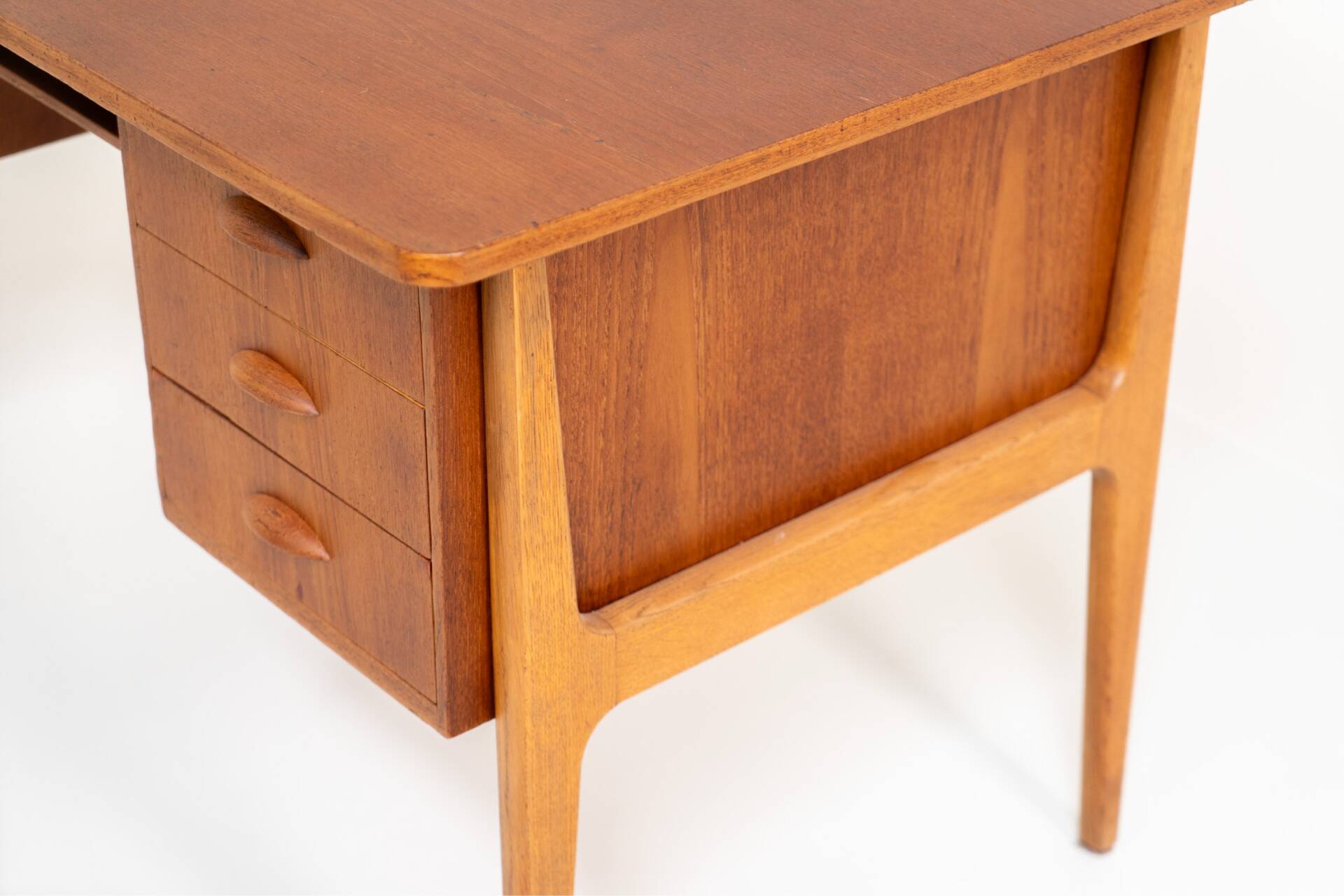 Bureau danois en teck, années 1960.