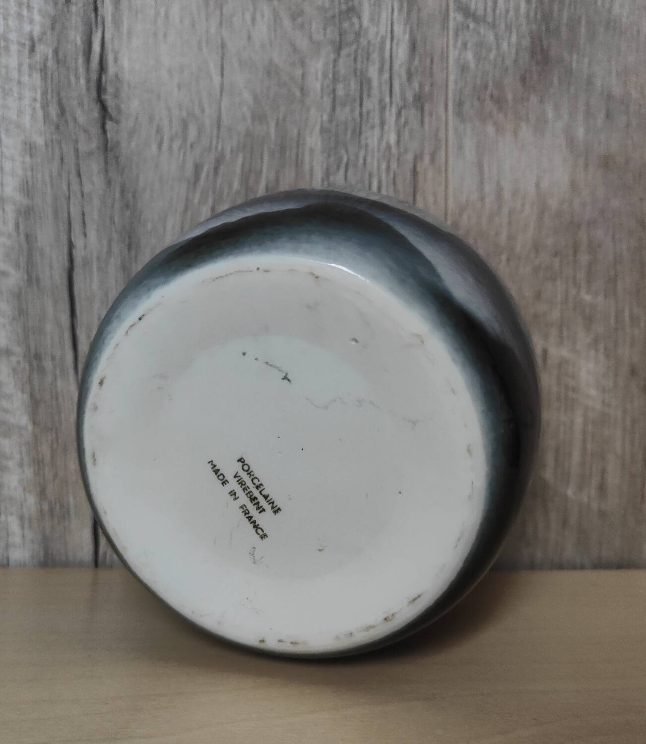 Blue covered pot with virebent