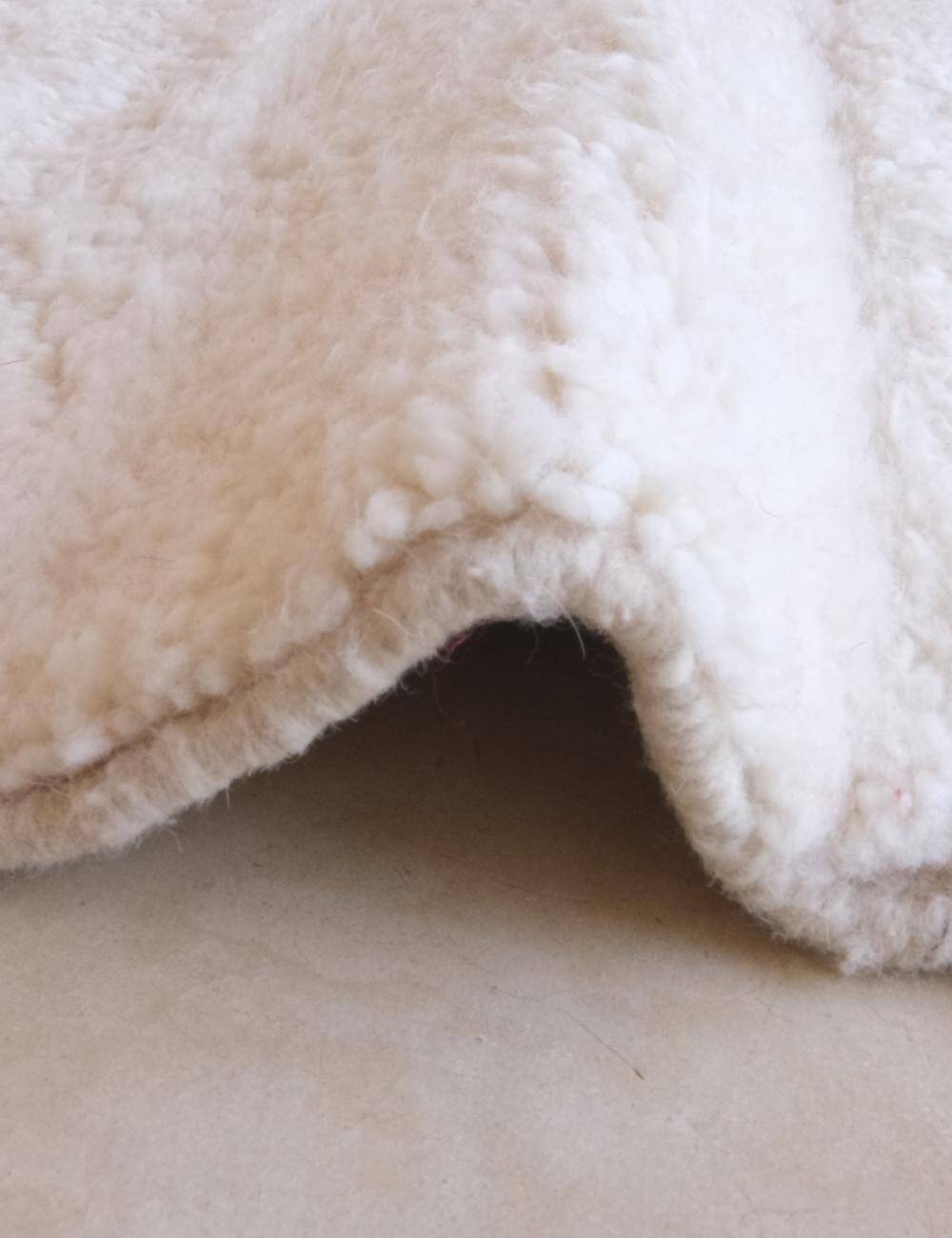 Contemporary red and white rug - 346 x 246 cm