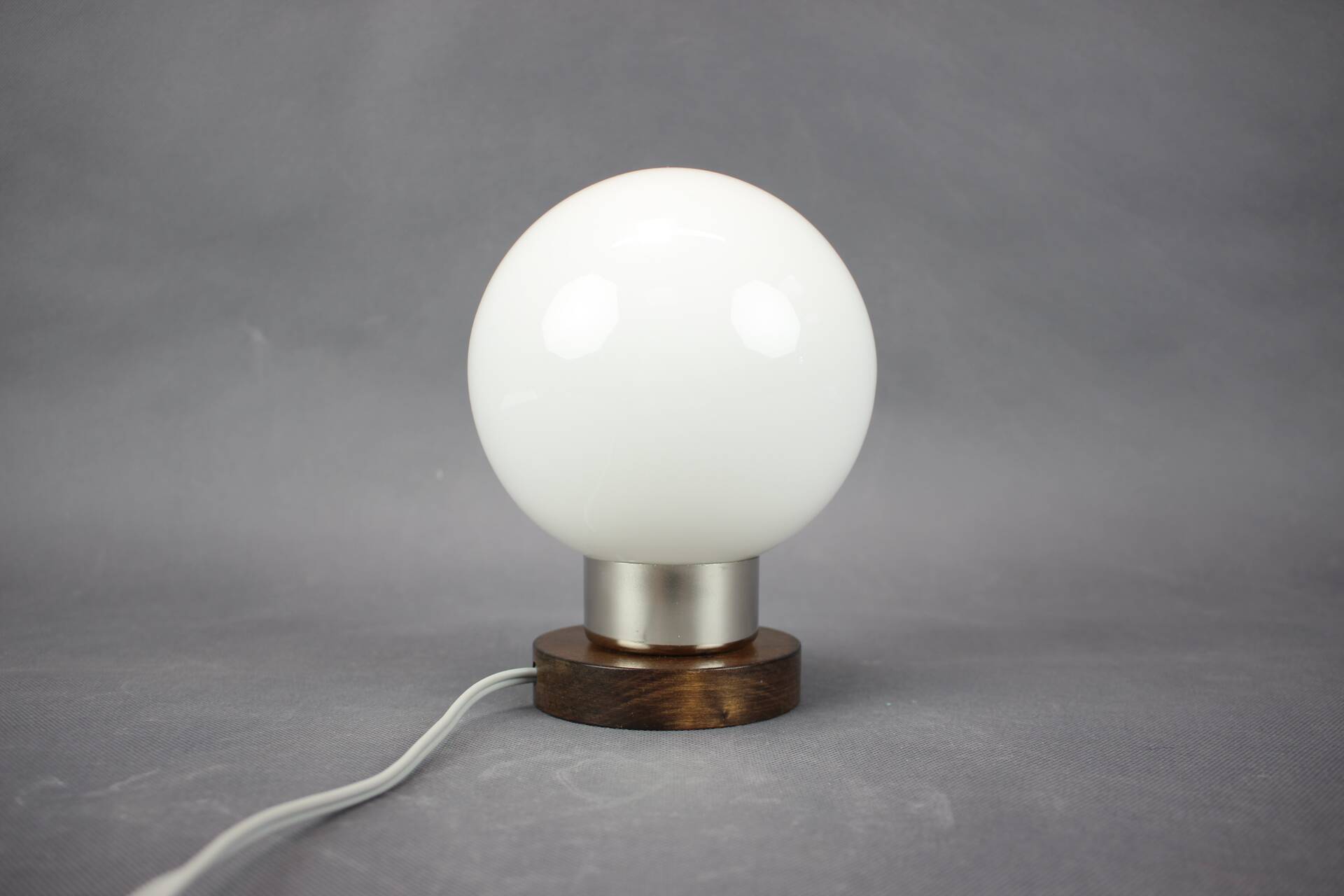 Lampe de table Globe en verre opalin tchèque du milieu du siècle par Pokrok Žilina, années 1960