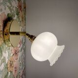 Applique globe vintage en opaline blanche