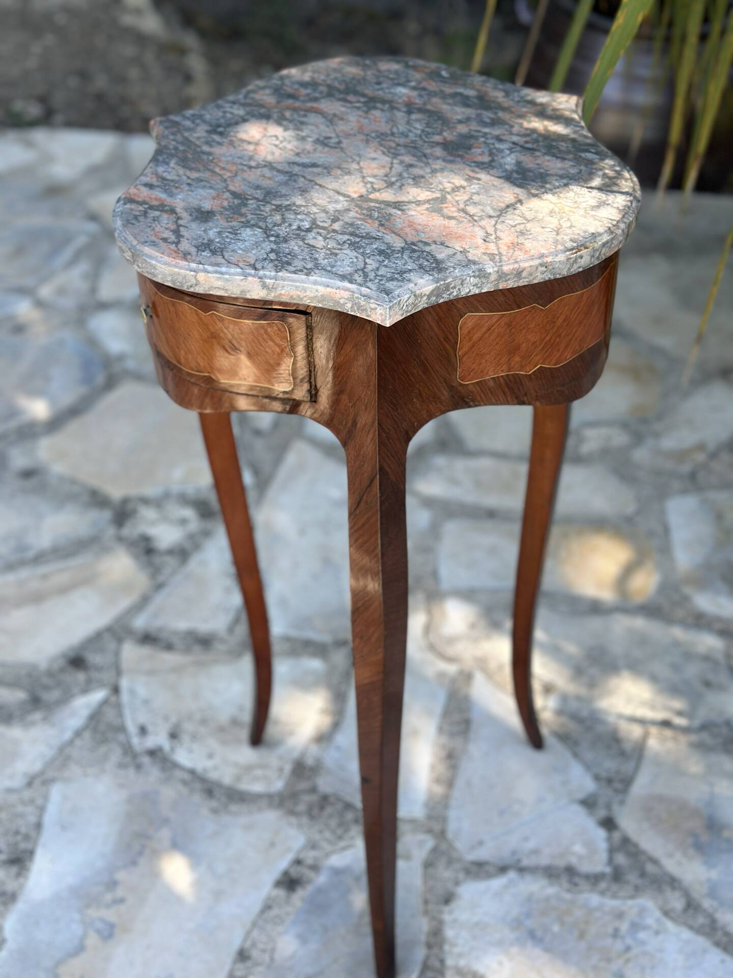 Table volante en Marqueterie de bois précieux de style Louis XV .