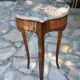 Table volante en Marqueterie de bois précieux de style Louis XV .