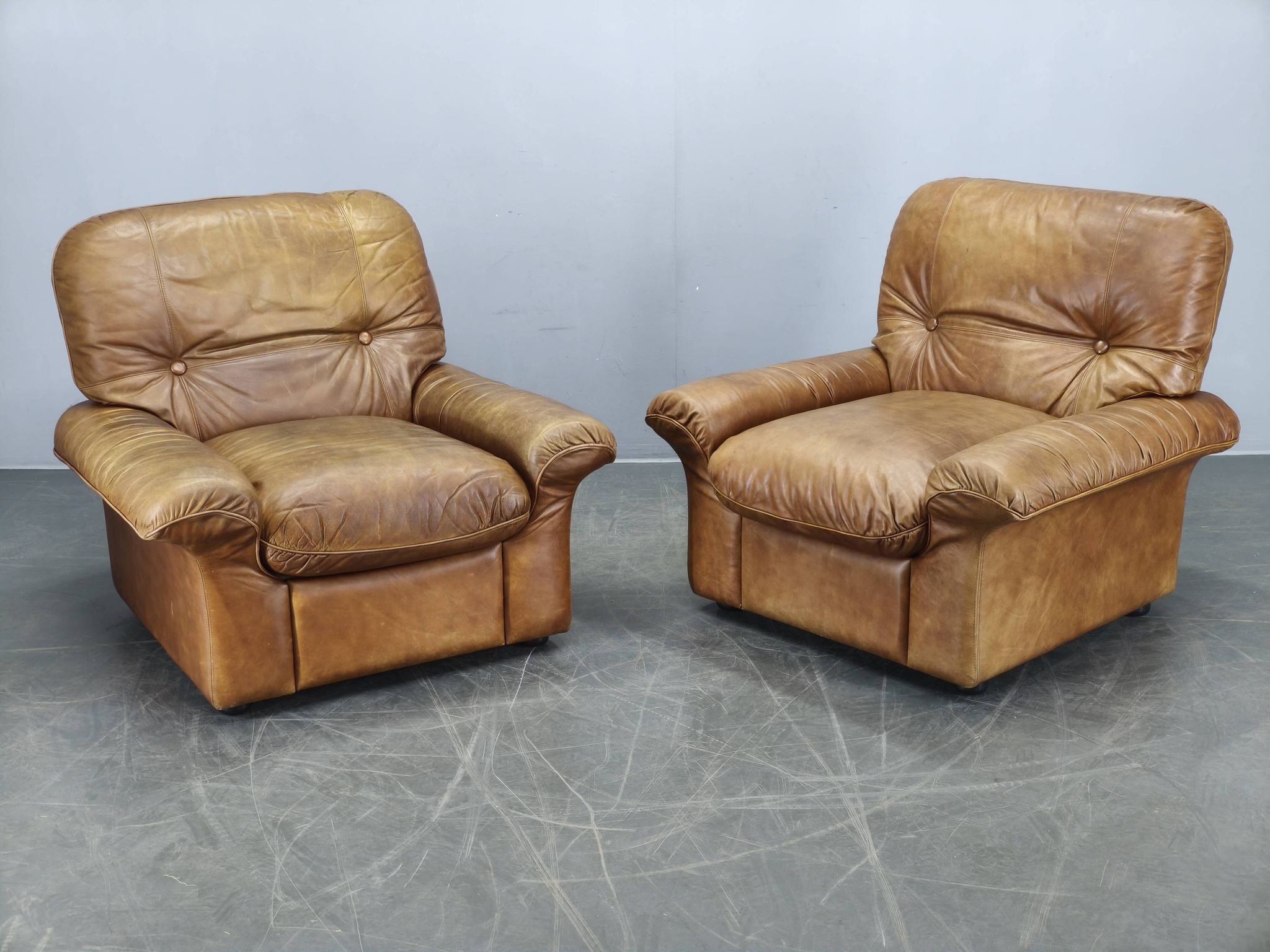 Paire de fauteuils lounge en cuir buffle cognac Arcon Italia