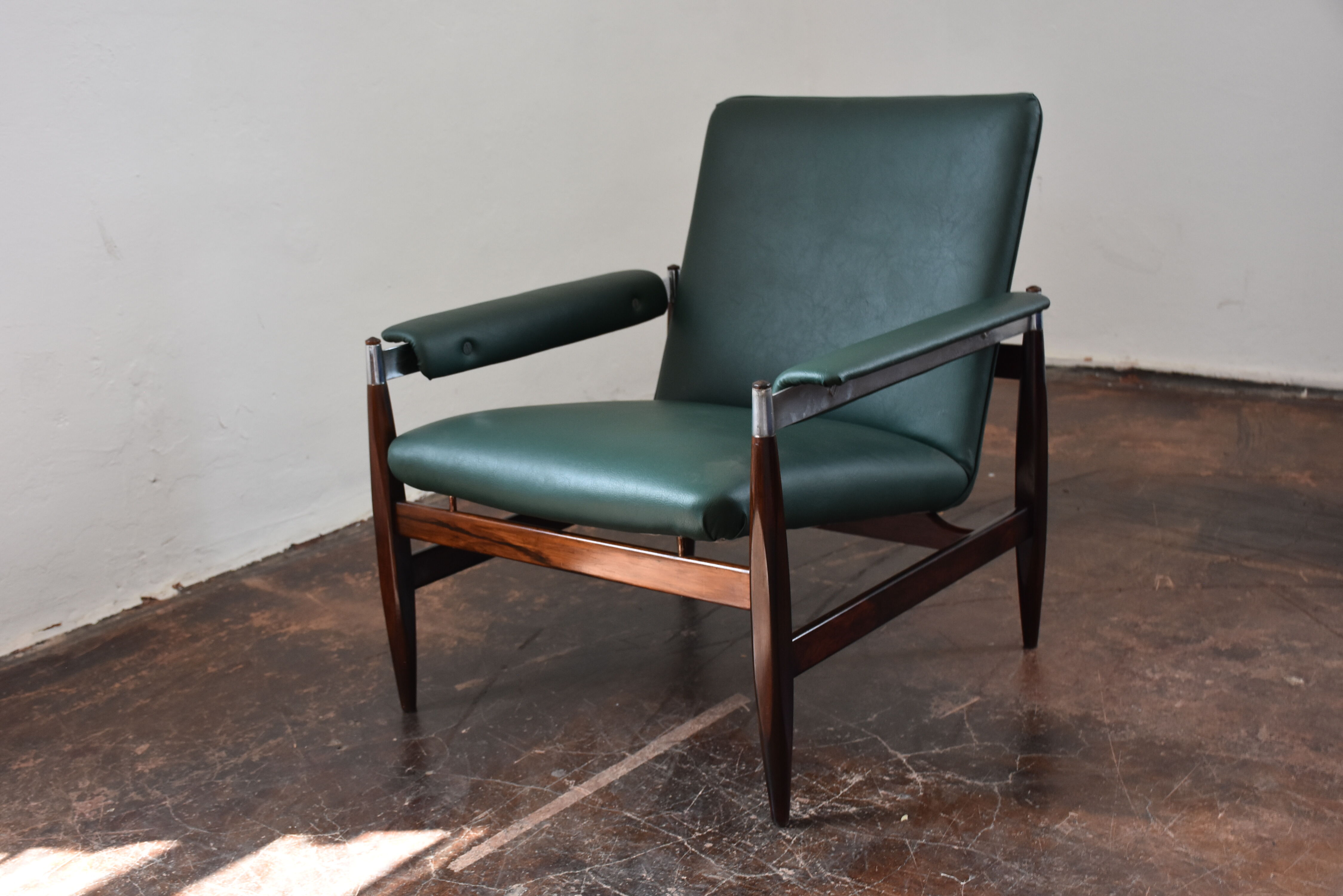 Fauteuil en palissandre & simili cuir modèle 112 par Leolux, années 1960