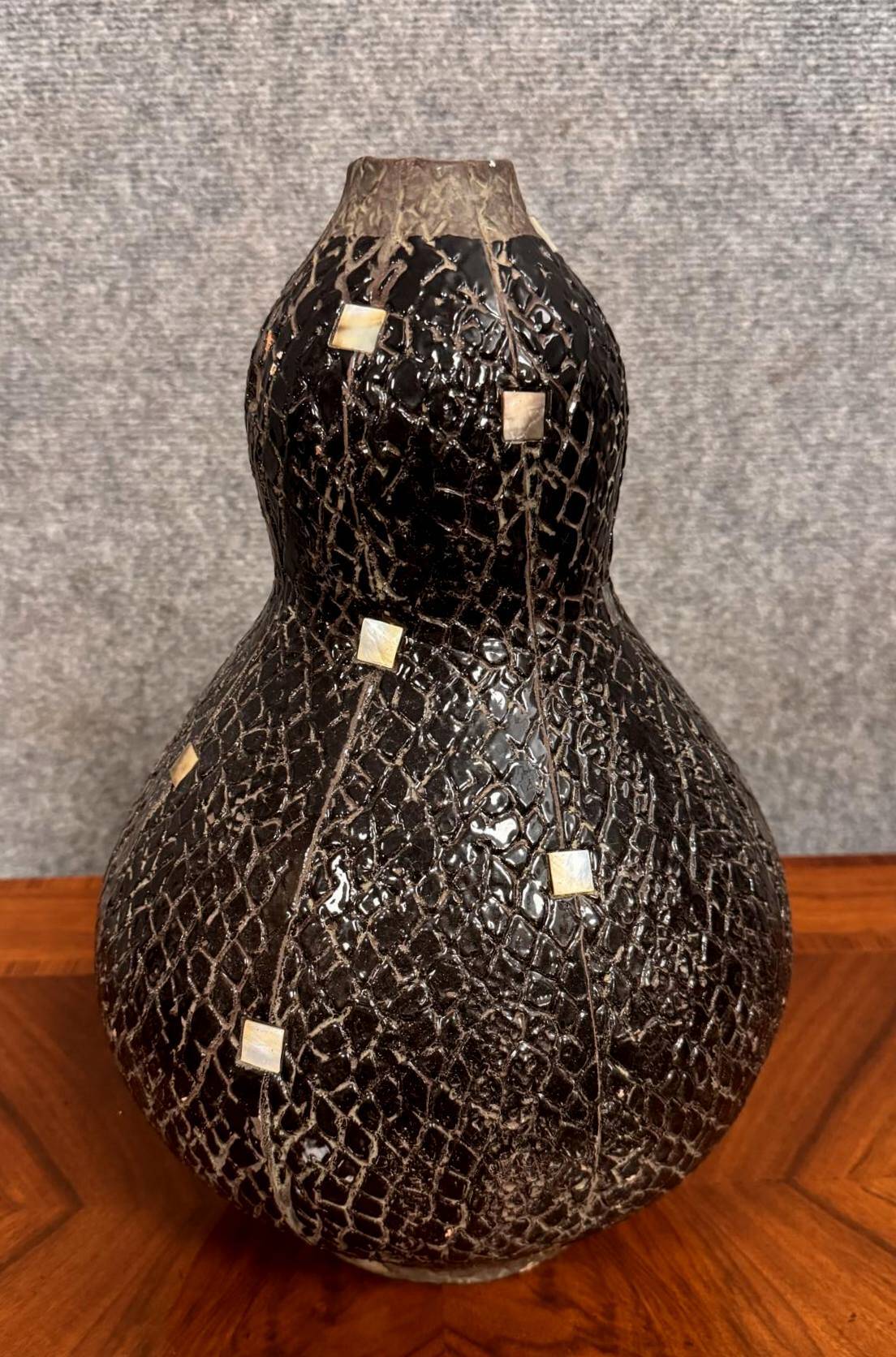 Important orientalist vase in textured black ceramic, with mother-of-pearl inlays circa 1930