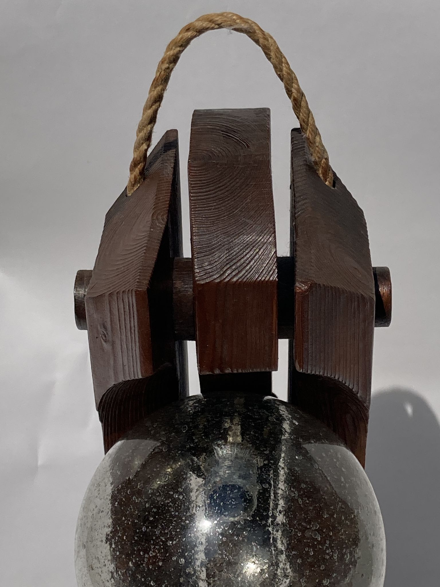Lampadaire en bois par Temde