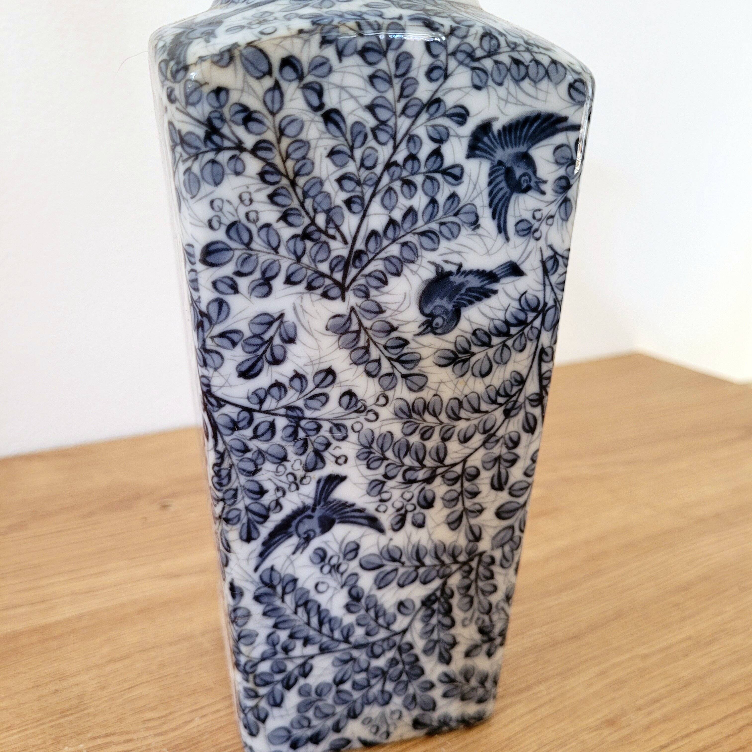Vase japonisant aux oiseaux bleus - Asahi Sato Gordon