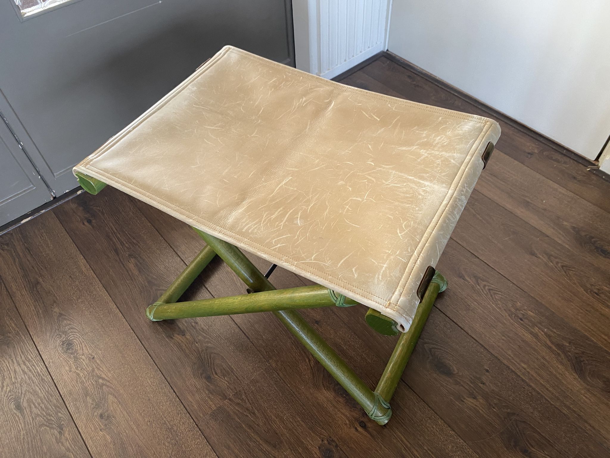 Tabouret pliable vintage Regency en hêtre italien et cuir