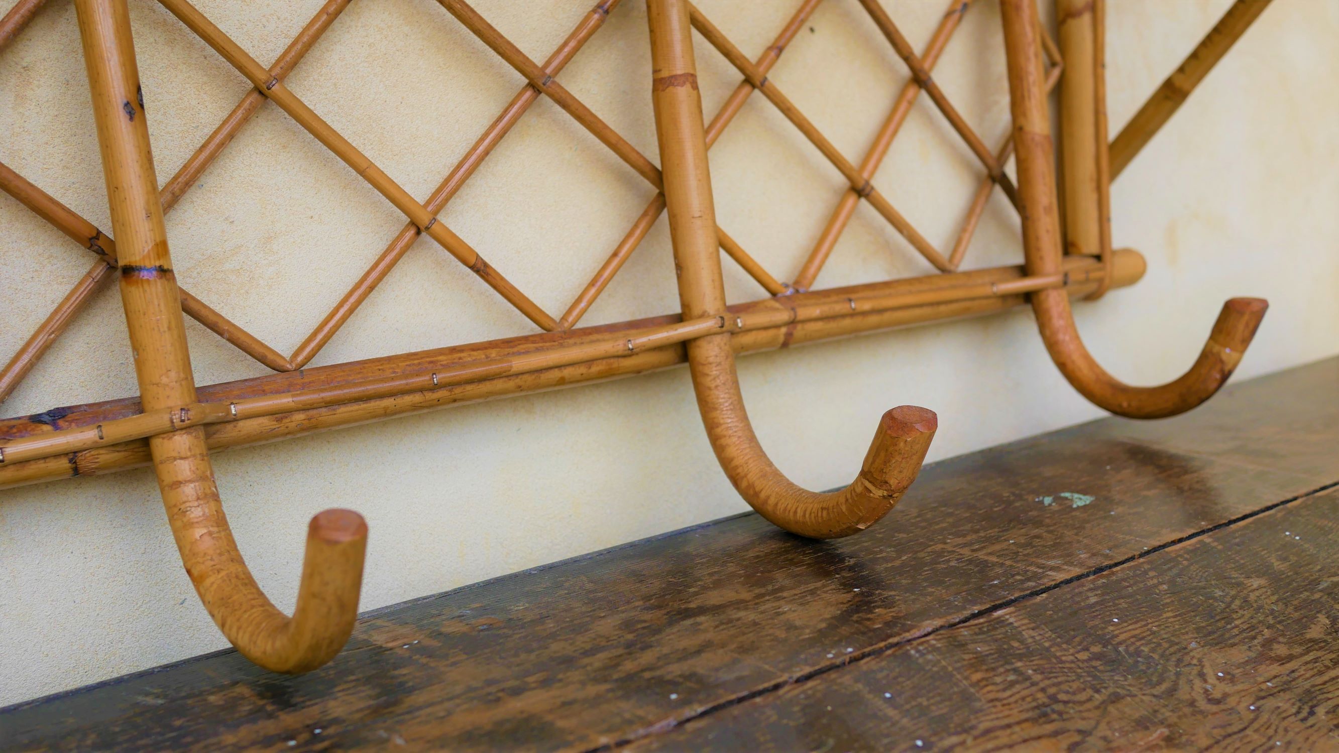 Porte-manteau mural vintage en rotin