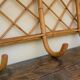 Porte-manteau mural vintage en rotin