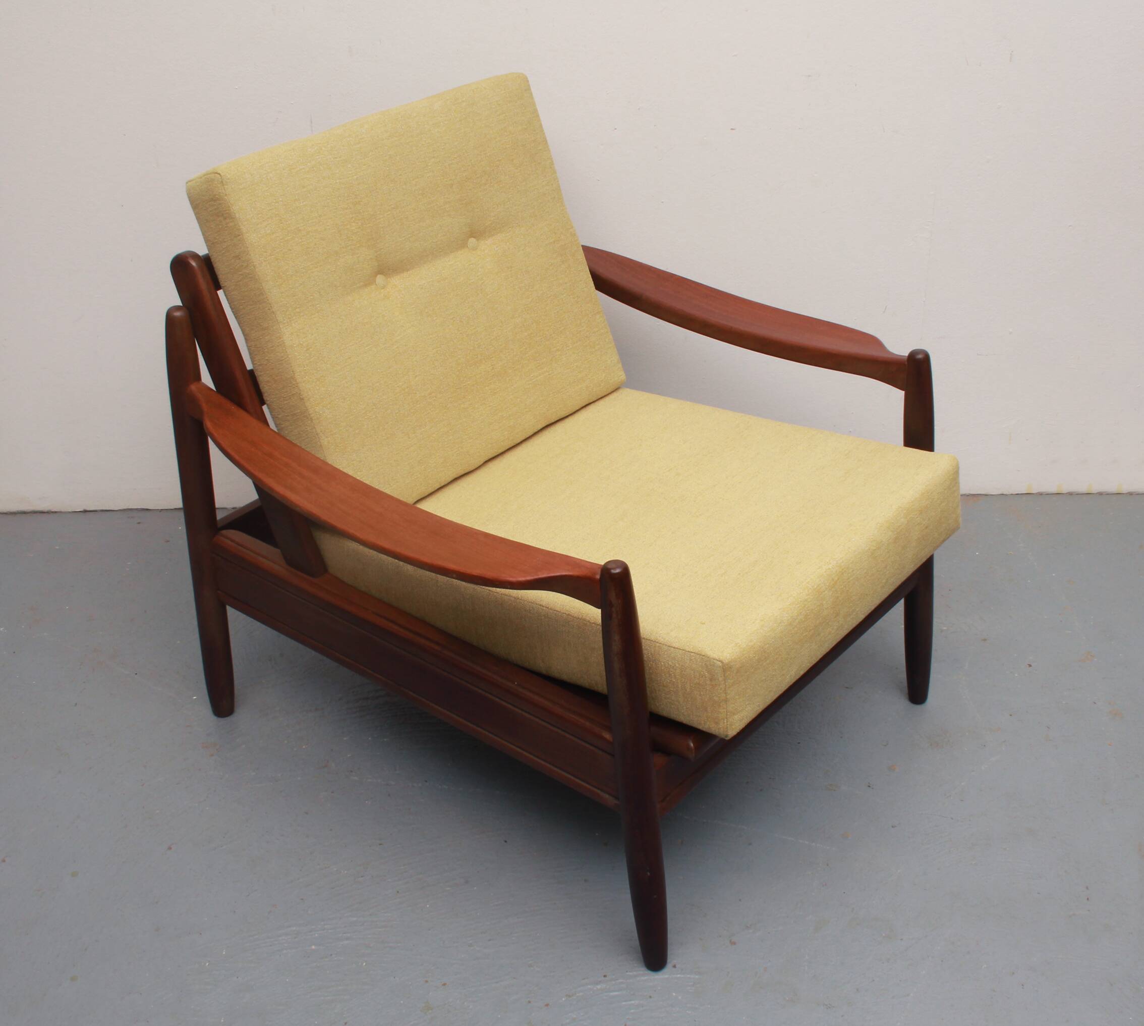 Fauteuil années 1960 jaune pâle, coussins neufs