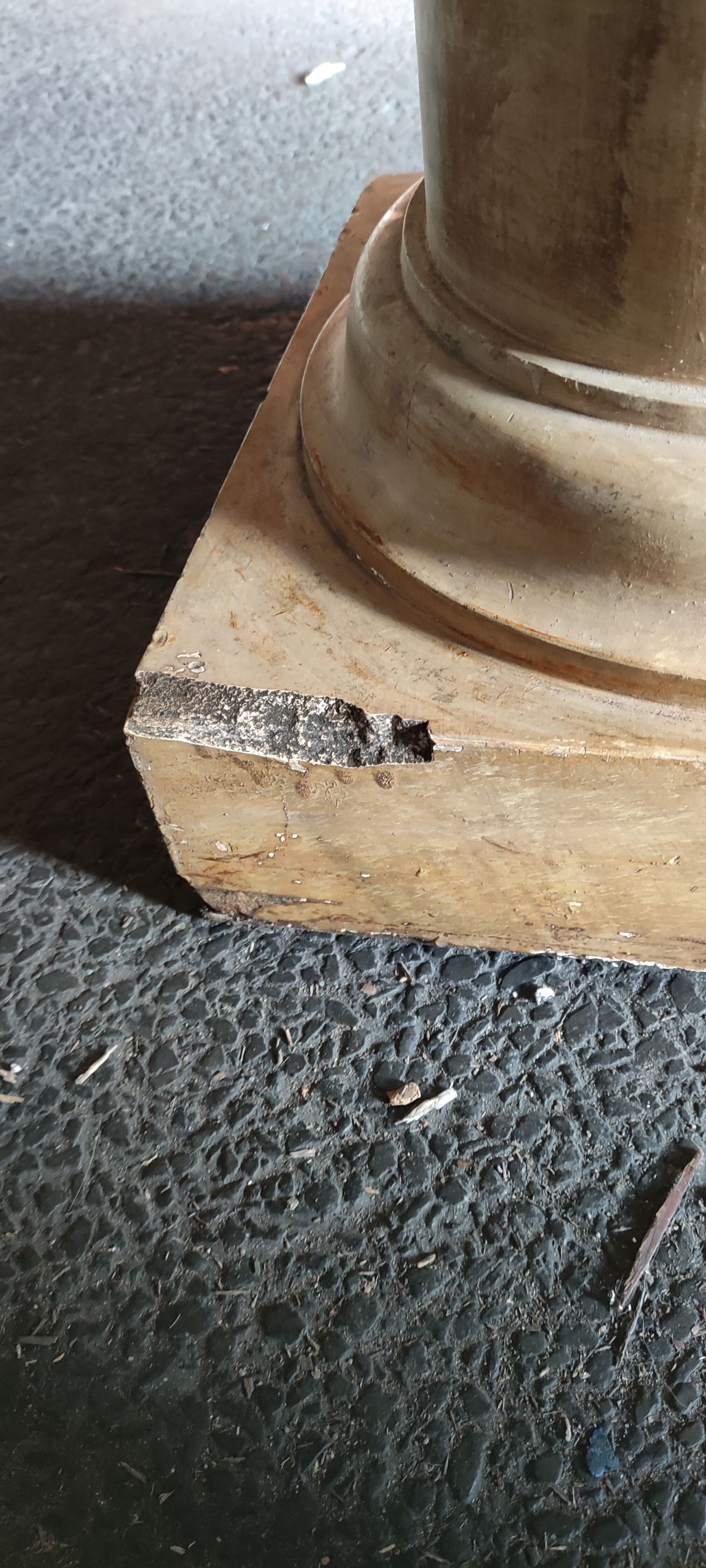 Terracotta column and decorative plaster