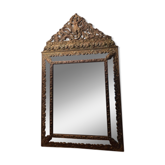 Miroir pareclose en laiton repoussé