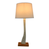 Lampe de table scandinave en os sculpté avec décoration symbolique, vers 1950-1970.