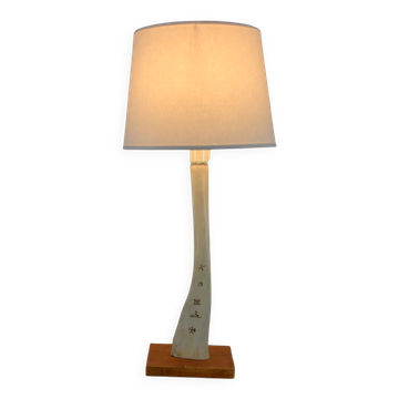 Lampe de table scandinave en os sculpté avec décoration symbolique, vers 1950-1970.
