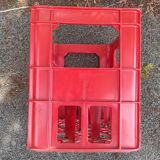 Casier à bouteilles en plastique rouge