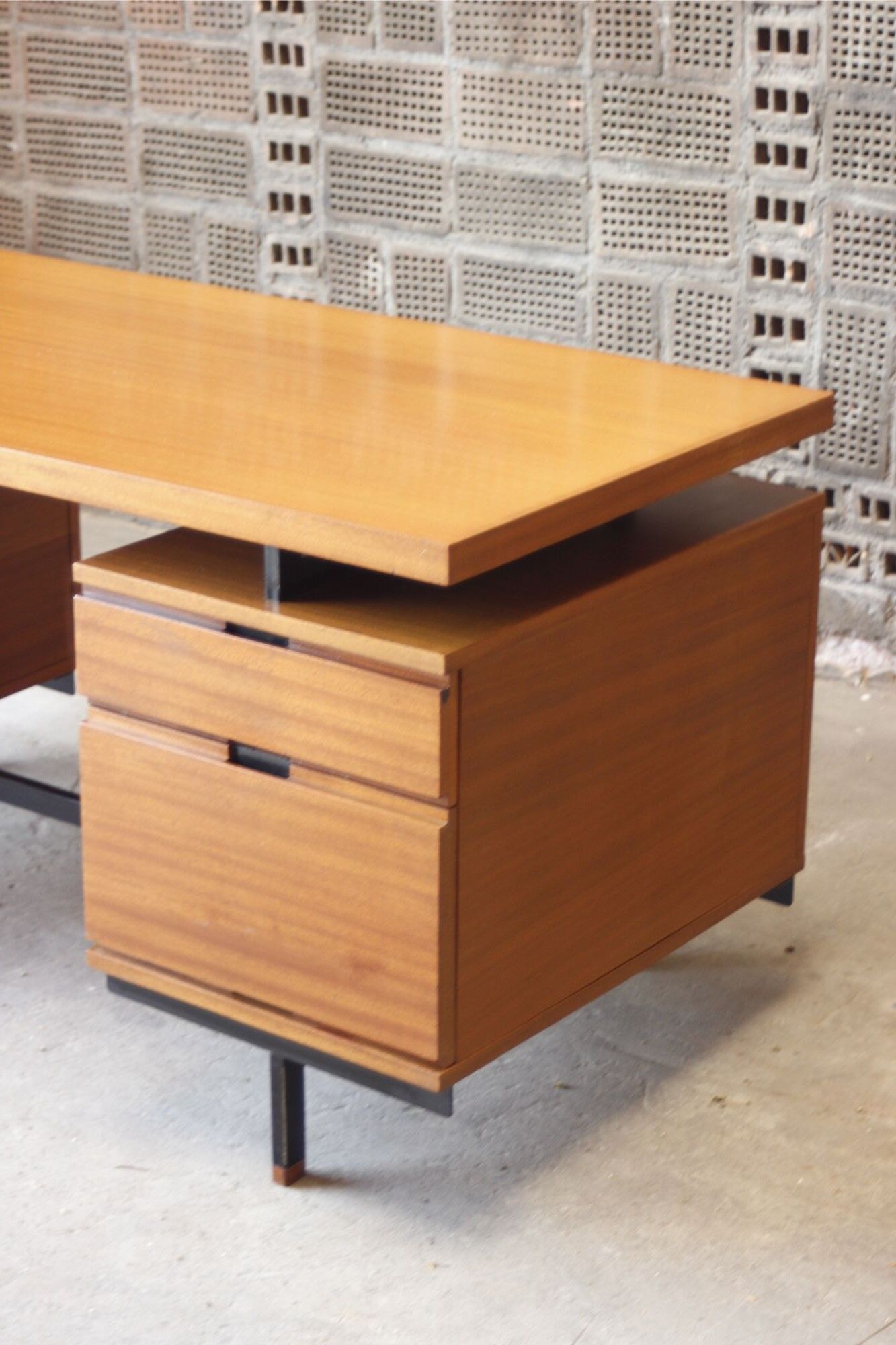 Mahogany veneer desk by Pierre Guariche for Minvielle, 1950s