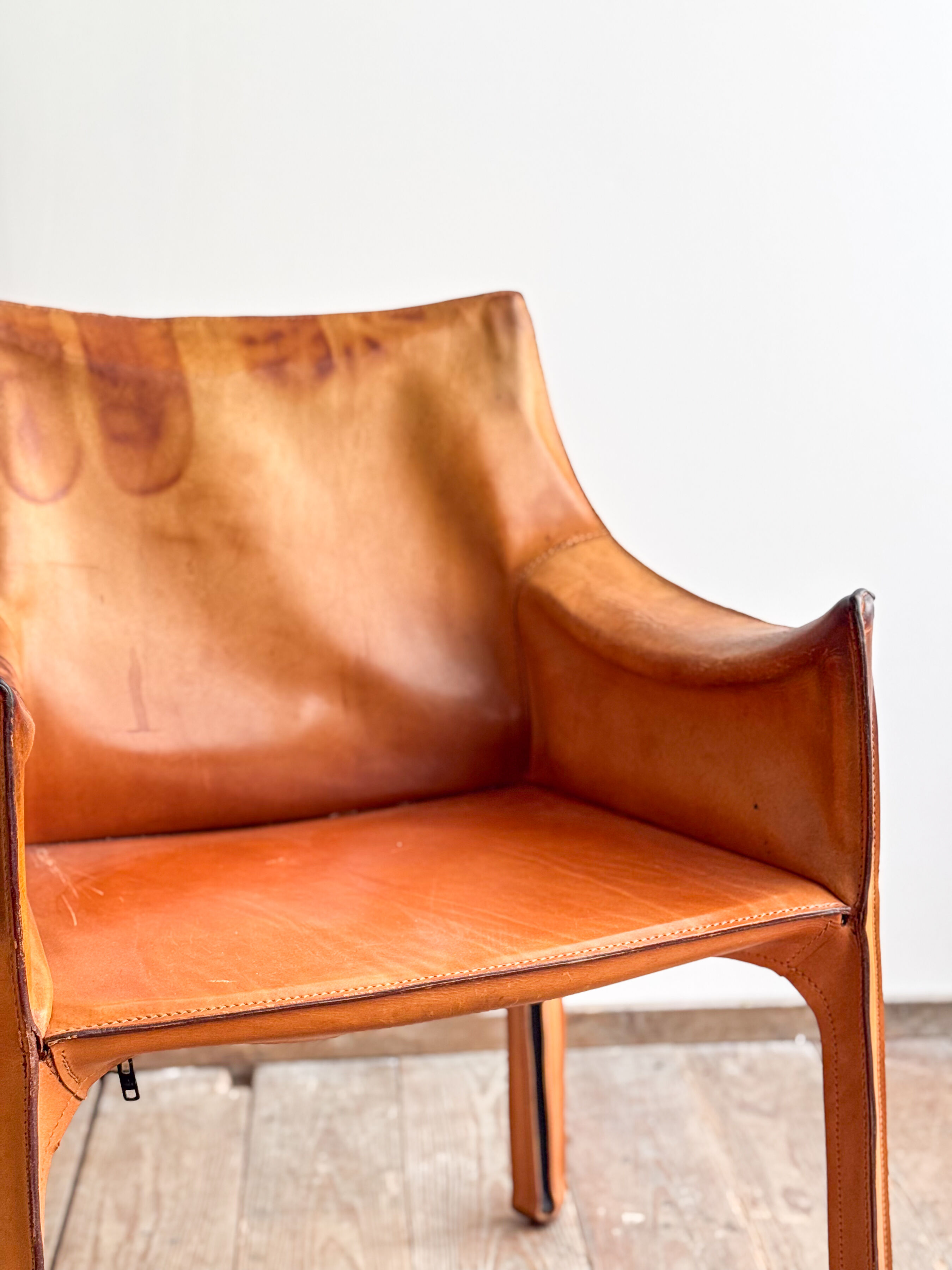 Paire de fauteuils Cab 413 par Mario Bellini en cuir beige patiné, Cassina