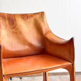 Paire de fauteuils Cab 413 par Mario Bellini en cuir beige patiné, Cassina