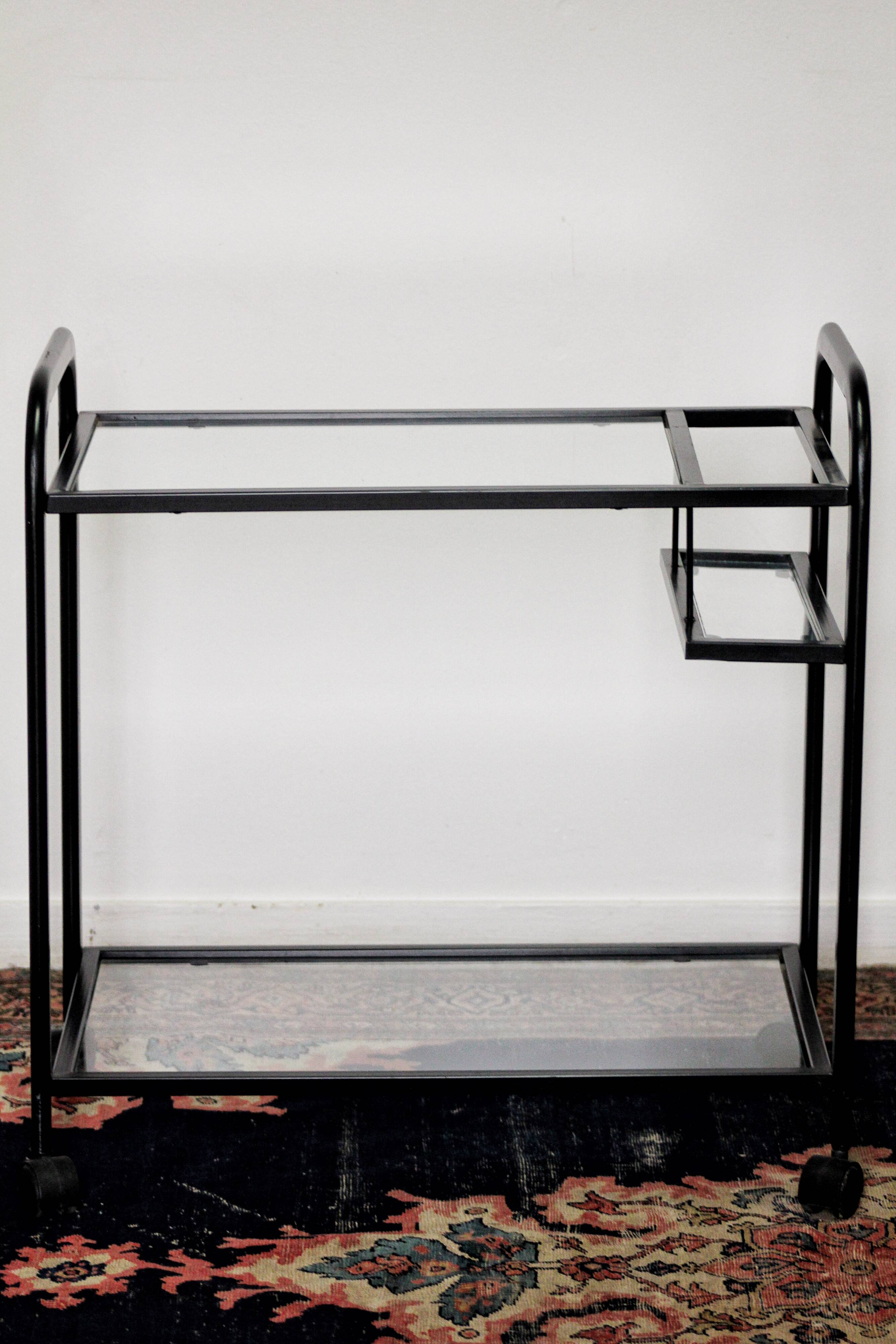 Black metal rolling dessert