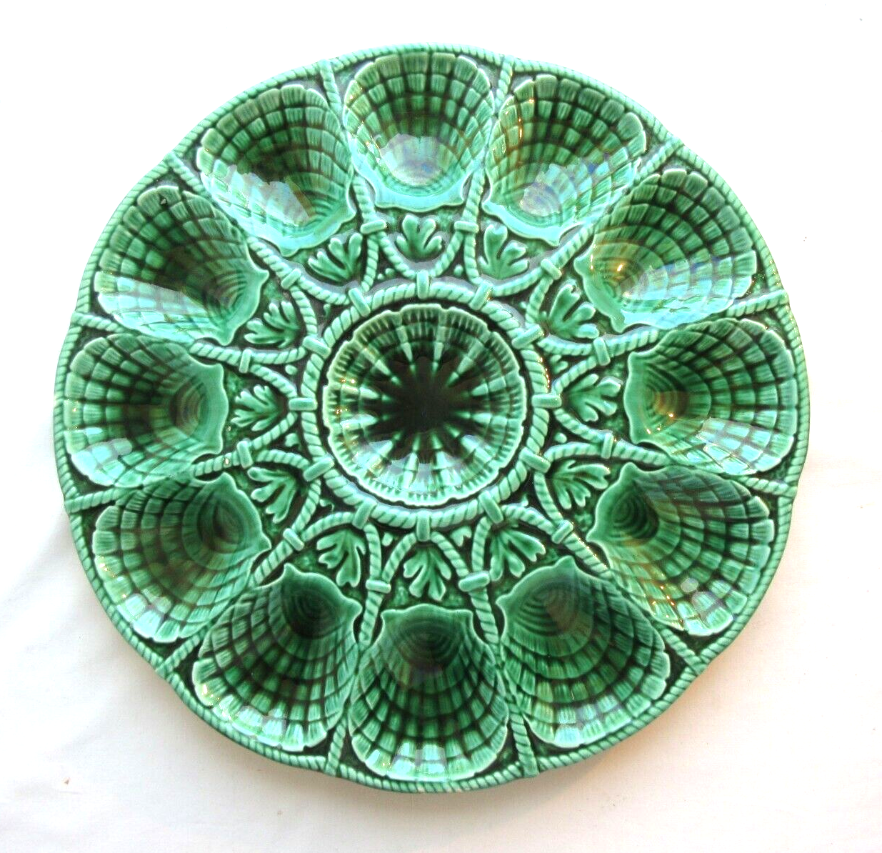 Art Deco oyster dish in green slip signed Sarreguemines DV, 12 oysters