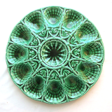 Art Deco oyster dish in green slip signed Sarreguemines DV, 12 oysters