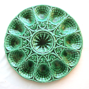 Art Deco oyster dish in green slip signed Sarreguemines DV, 12 oysters