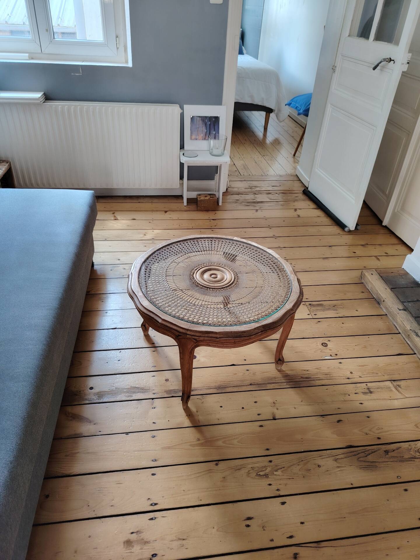 Vintage coffee table from the 60s – Rattan top with a sunburst pattern