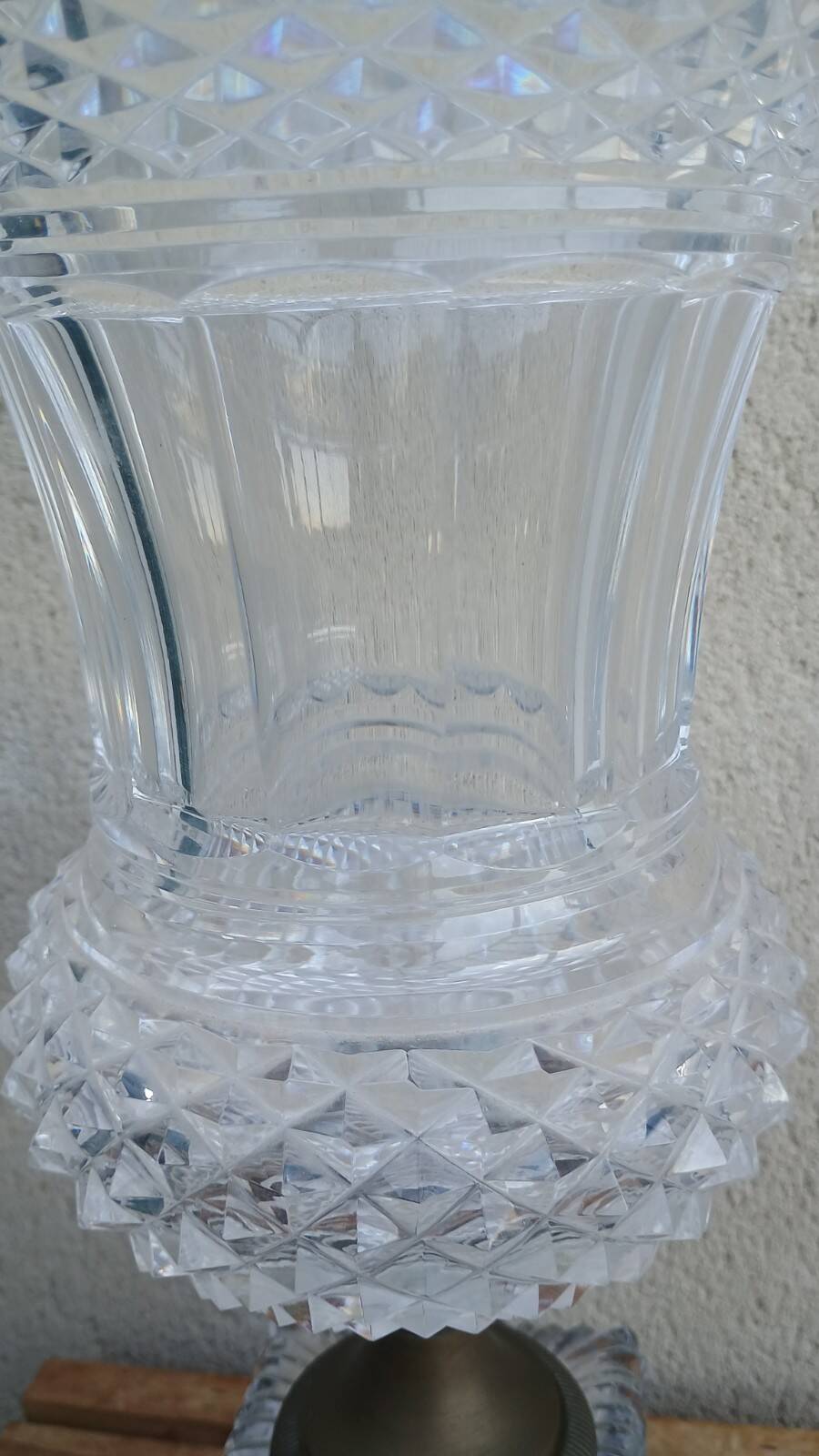 Imposing Médicis vase in cut crystal on a pedestal, created by Vaudeville at Baccarat.