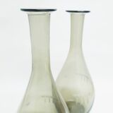 Paire de grands vases en verre fumé gravé