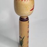 Poupée Kokeshi japonaise datée 1986, signée et numérotée, décor floral multicolore peint à la main,