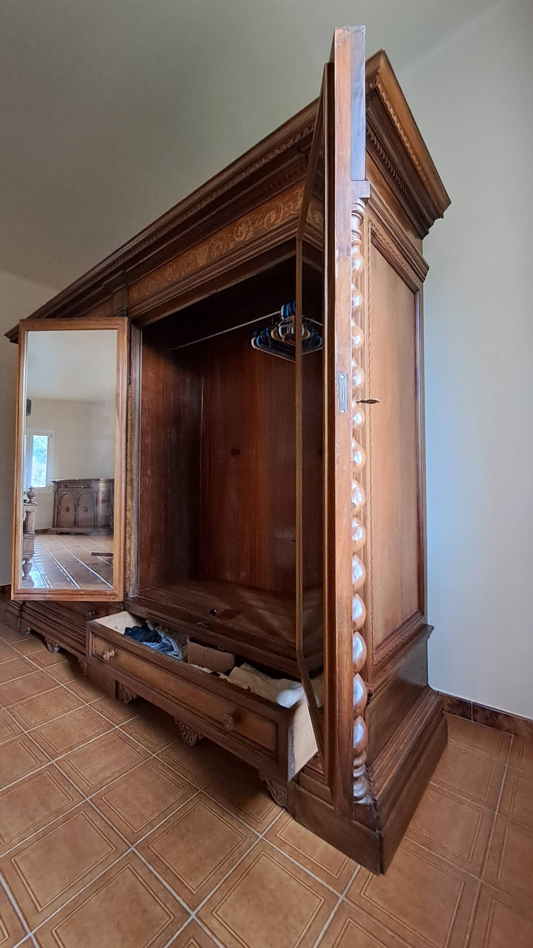 Wardrobe - neo-Renaissance in carved solid wood - possible lot sale