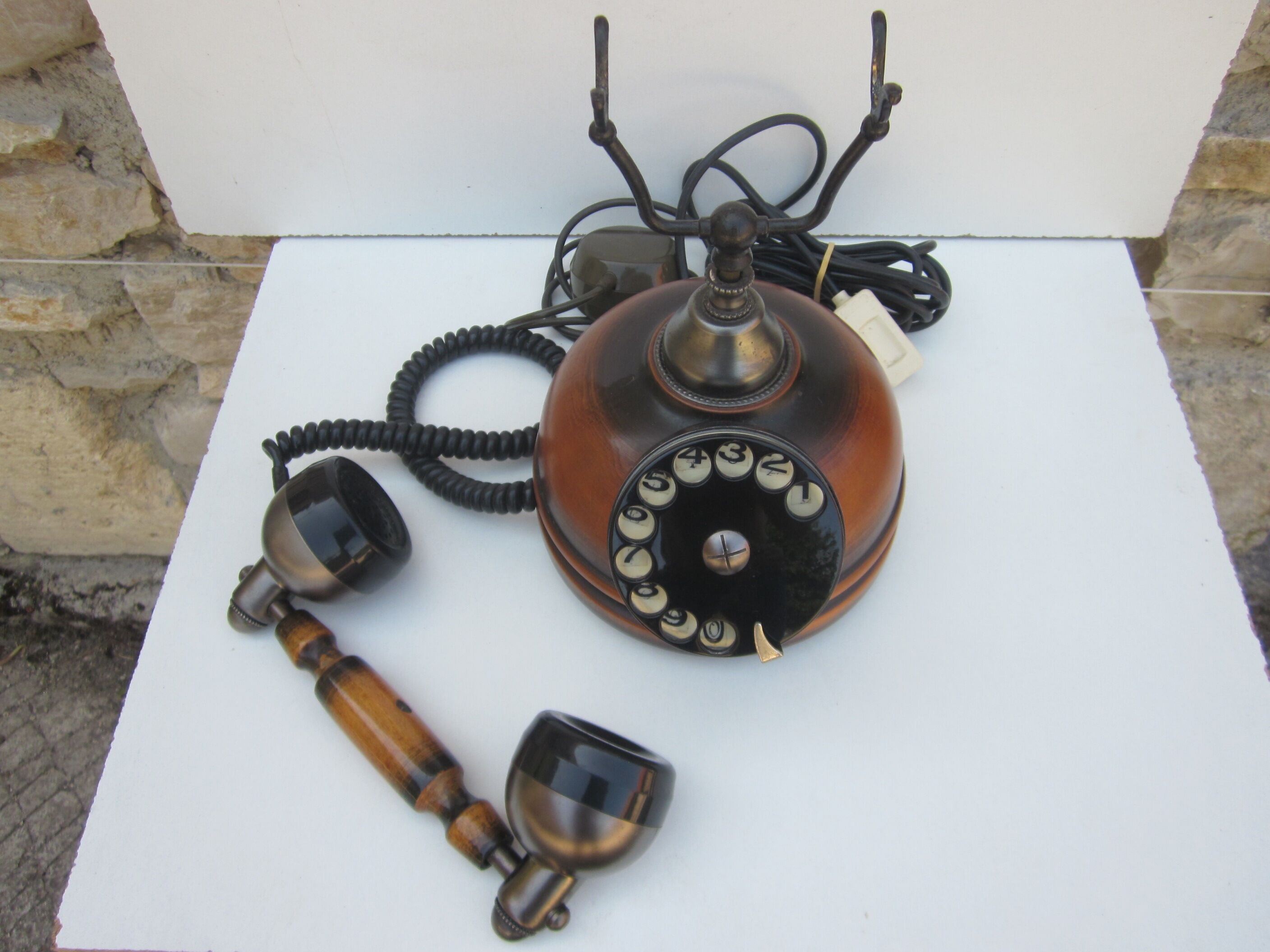Reproduction of an old telephone in the early 1900s