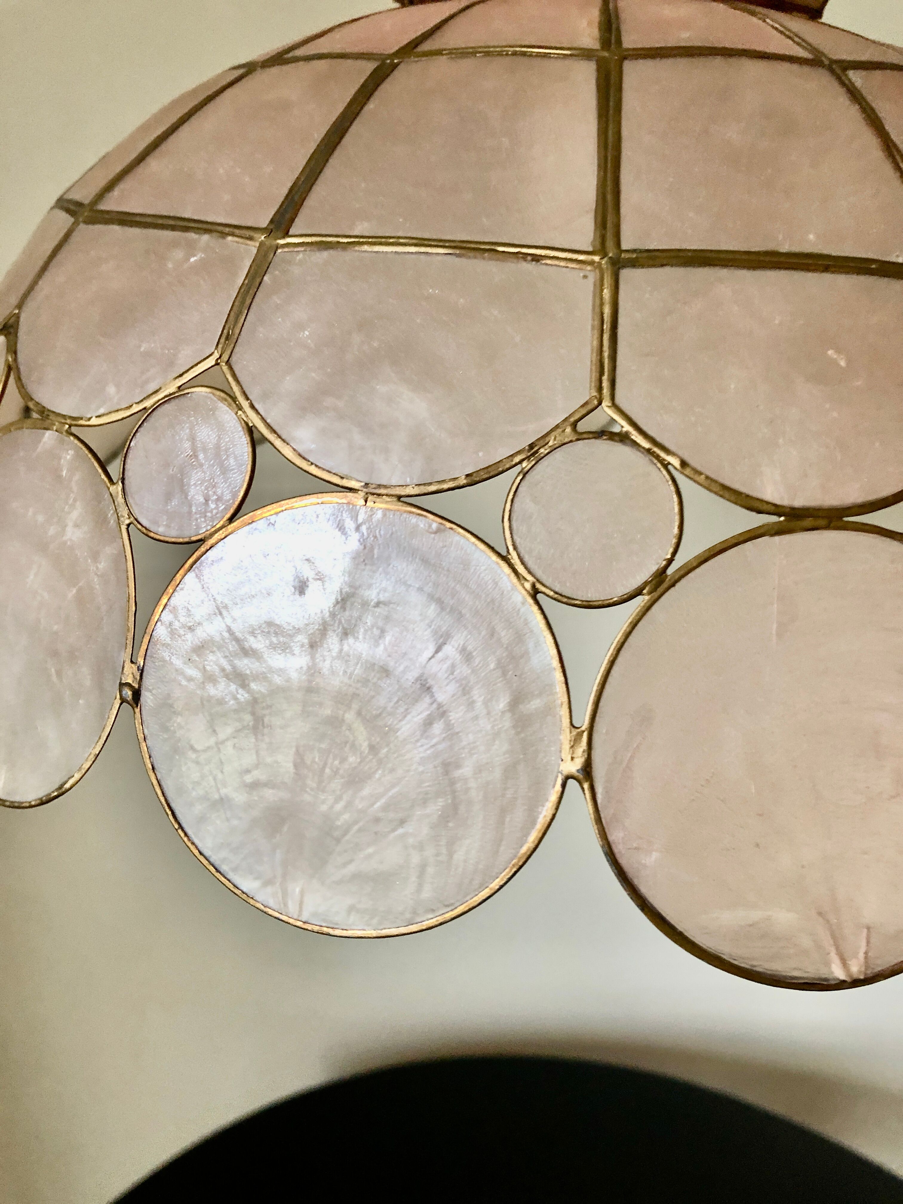 Suspension in pink mother-of-pearl and brass