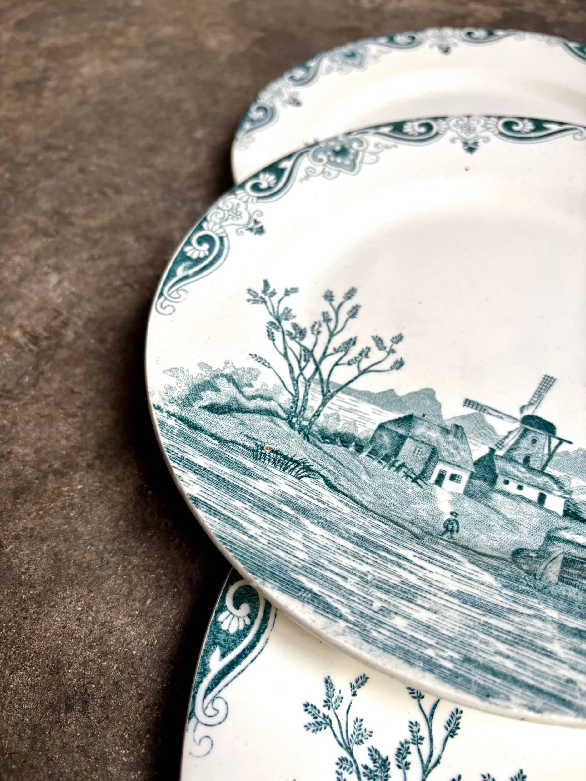 6 assiettes plates n°2 Salins en terre de fer, service "Delft"