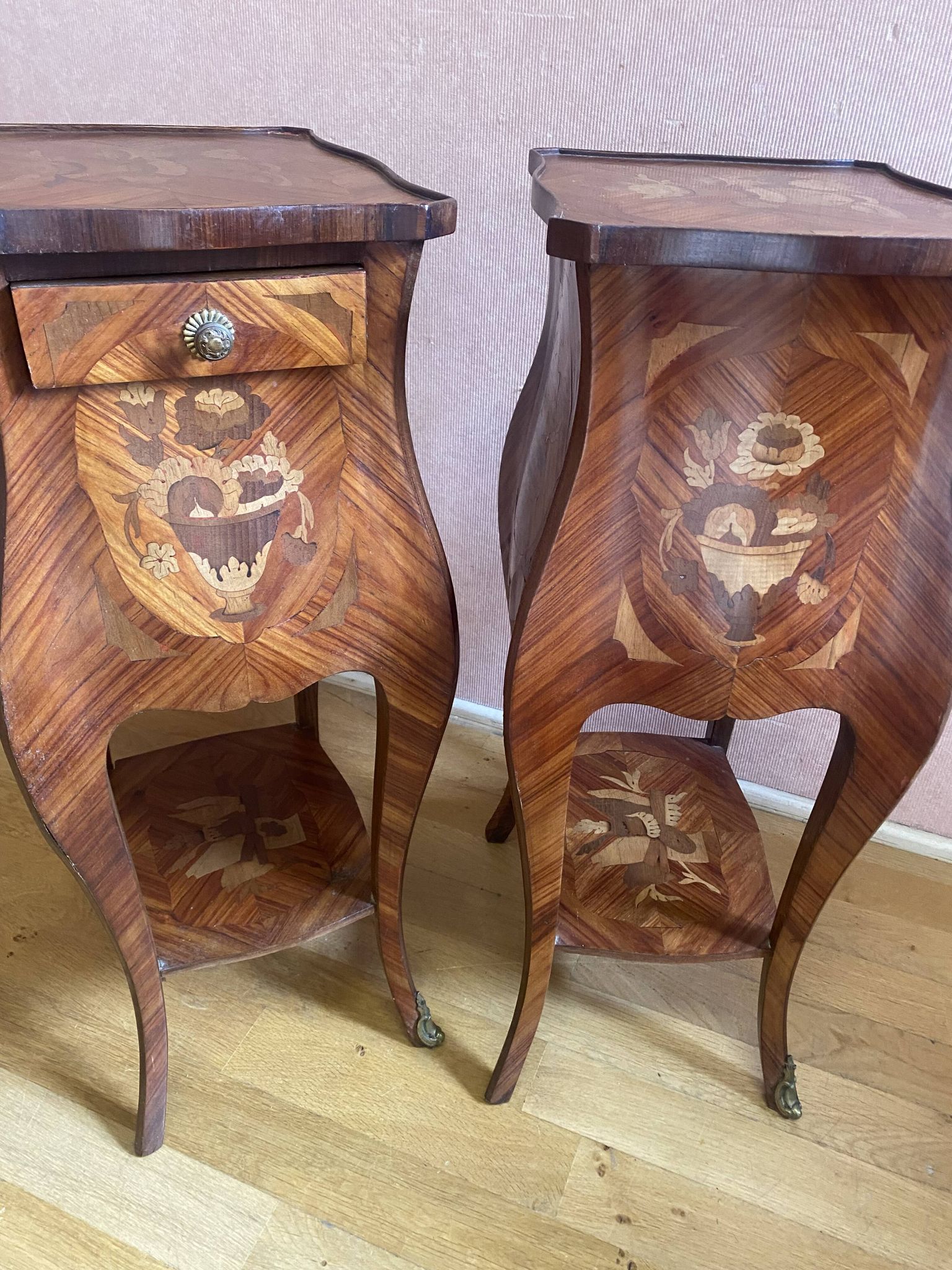 Pair of bedside tables in rosewood veneer on all sides. Louis XV style