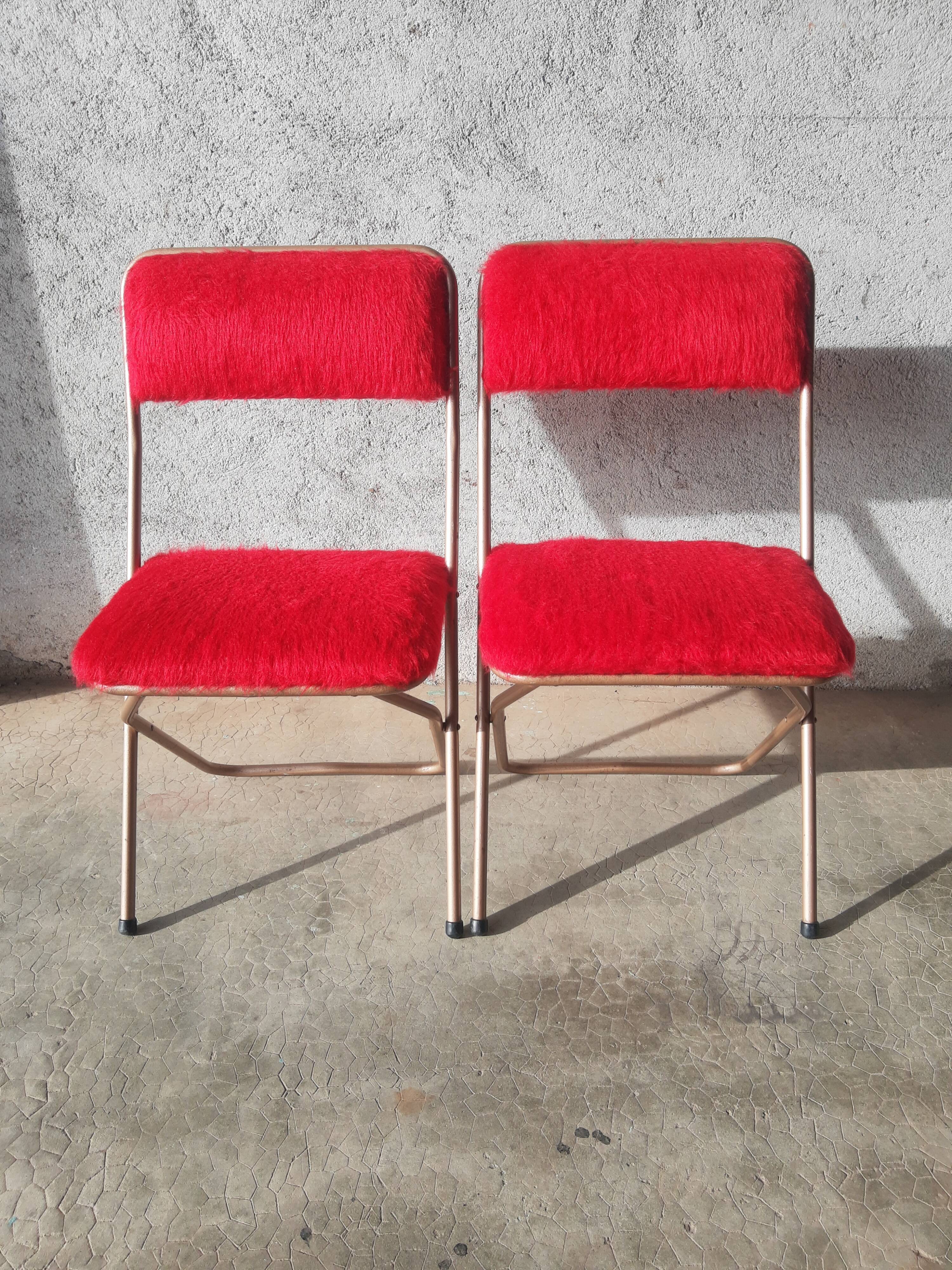 Pair of folding chairs in vintage red moumoute
